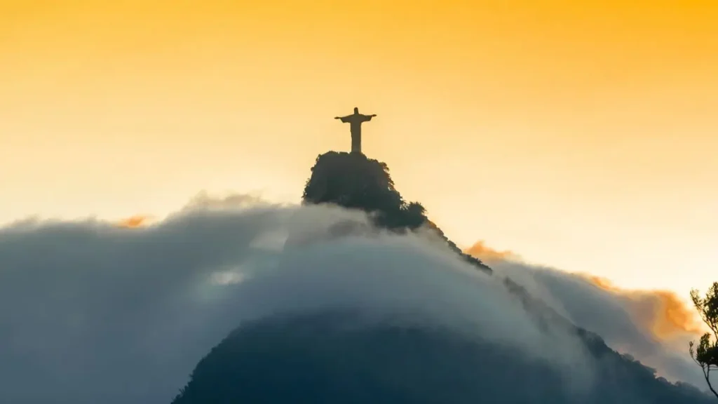 Cristo Redentor no Rio de Janeiro com vista panorâmica da cidade em dia ensolarado