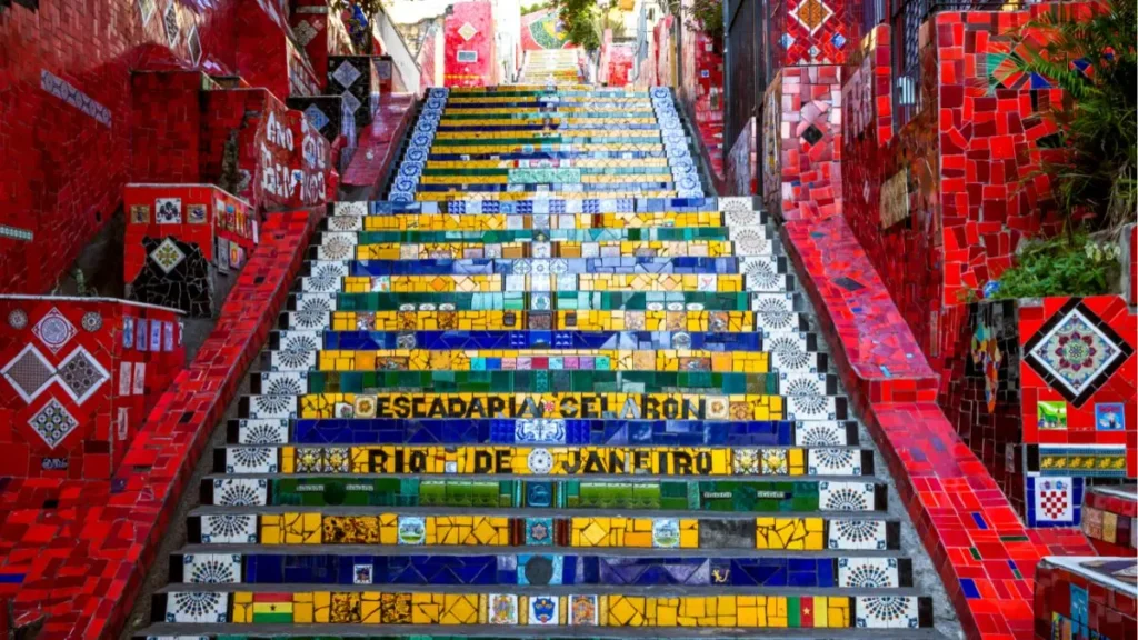 Escadaria Selarón colorida na Lapa.