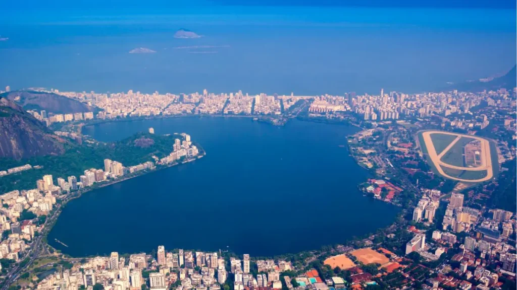 Lagoa Rodrigo de Freitas no pôr do sol.