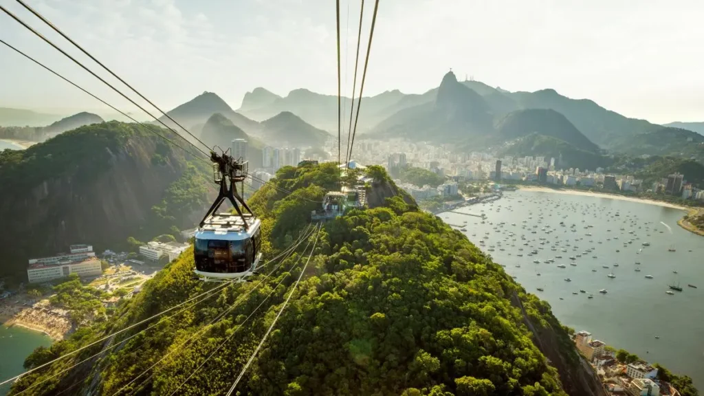 Pão de Açúcar visto do alto com Baía de Guanabara ao fundo.