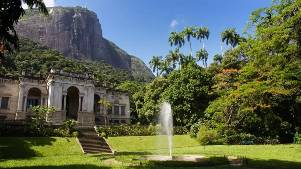 Parque Lage com Cristo Redentor ao fundo.