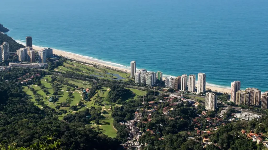 Vista panorâmica da Pedra Bonita no Rio de Janeiro.