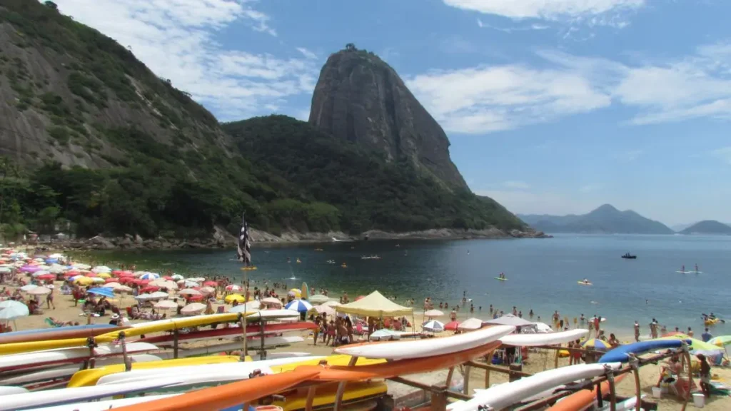 Praia da Urca voltada para a Baía de Guanabara.