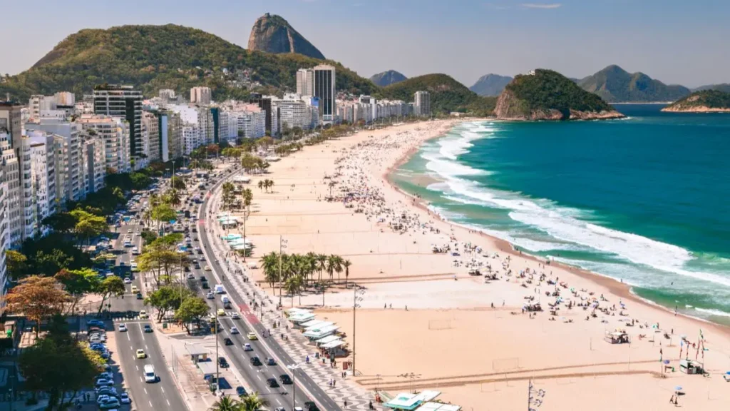Orla da Praia de Copacabana com calçadão e mar azul.