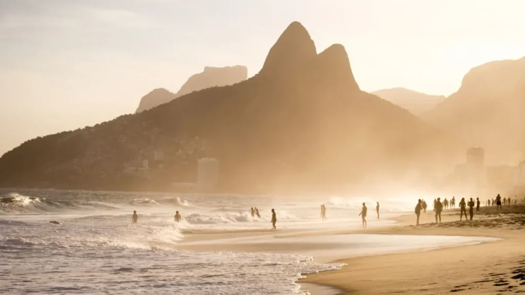 Praia de Ipanema com Morro Dois Irmãos ao fundo.