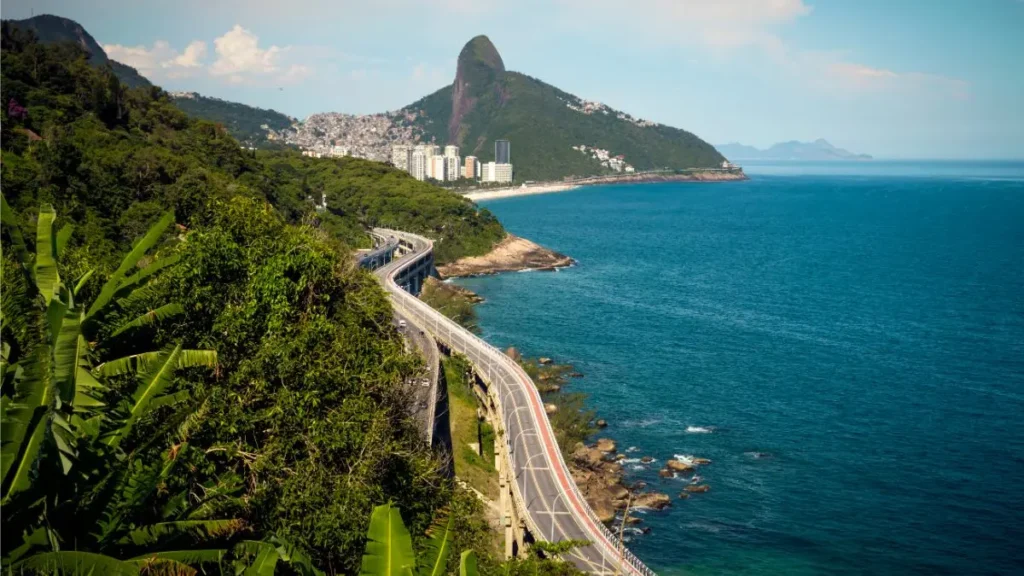 Vista panorâmica do Rio de Janeiro com mar e montanhas.