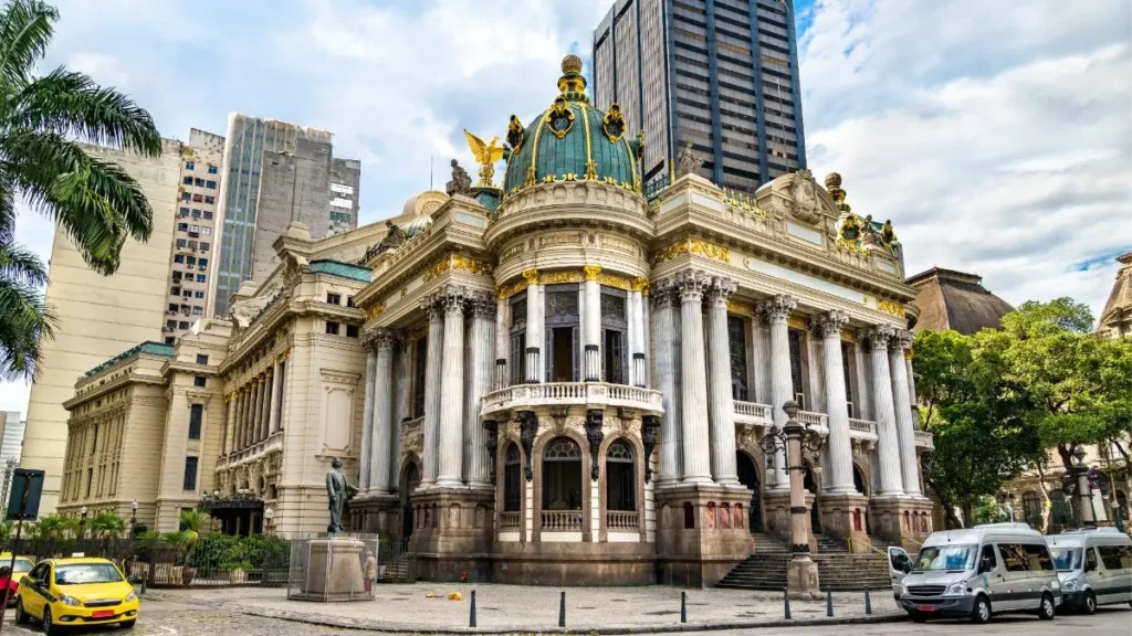 Fachada do Theatro Municipal do Rio de Janeiro.