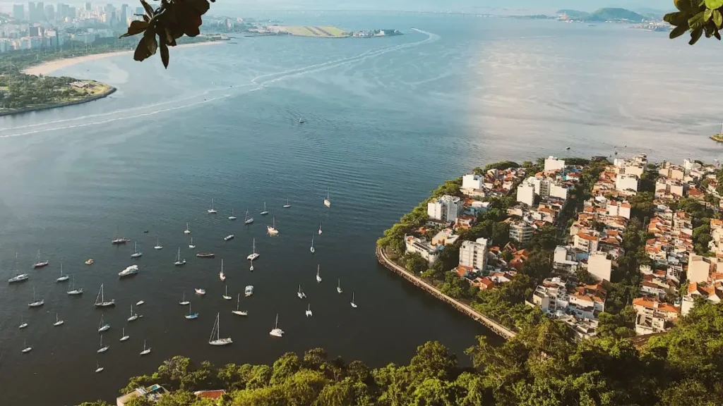 Trilha da Urca com vista da Baía de Guanabara.