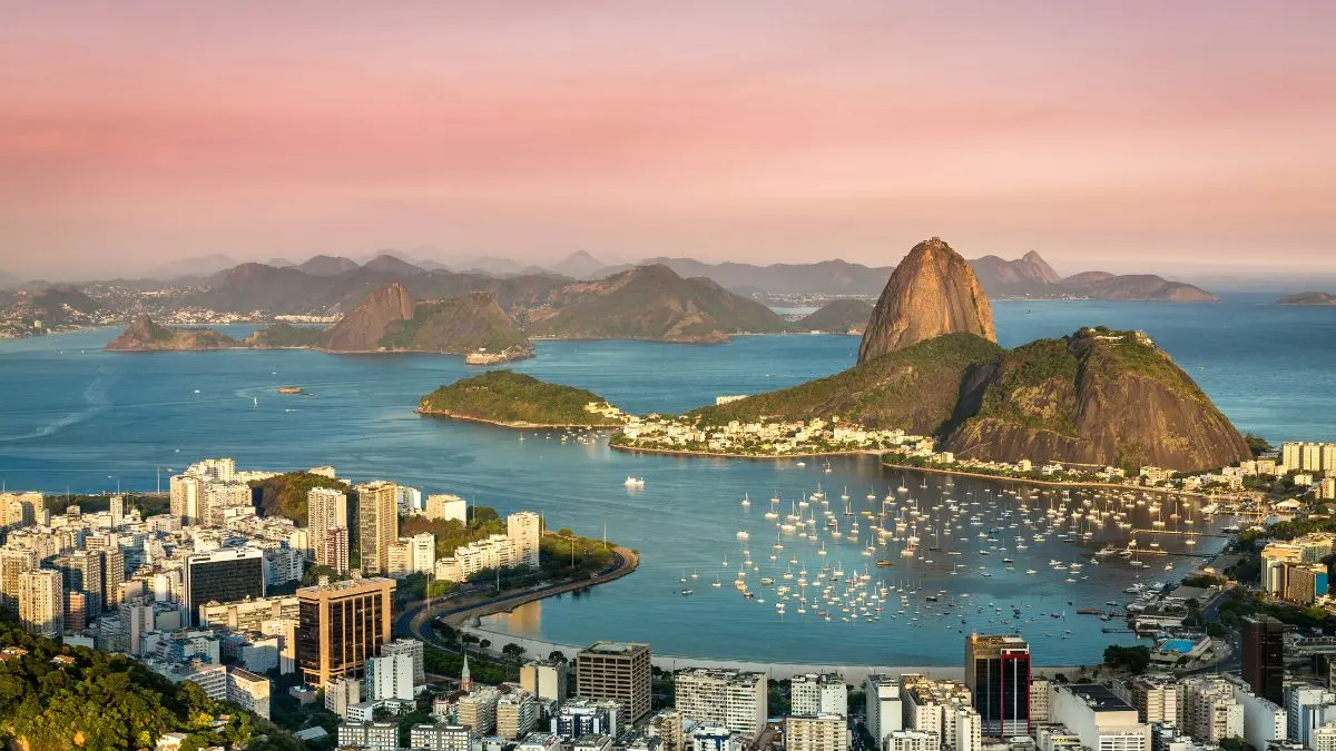 O que Fazer no Rio de Janeiro: Vista panorâmica do Rio de Janeiro mostrando a Baía de Guanabara e o Pão de Açúcar
